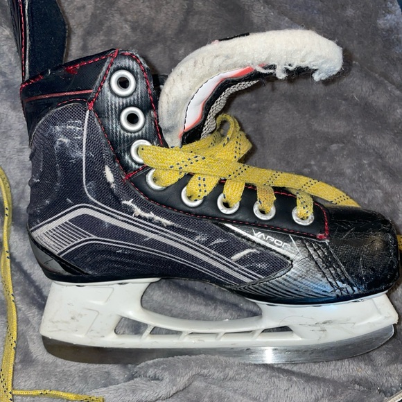 Bauer Black youth  Ice Hockey Skates - Picture 1 of 7